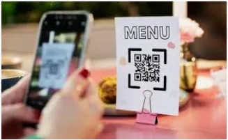 Diner scanning QR for allergen info